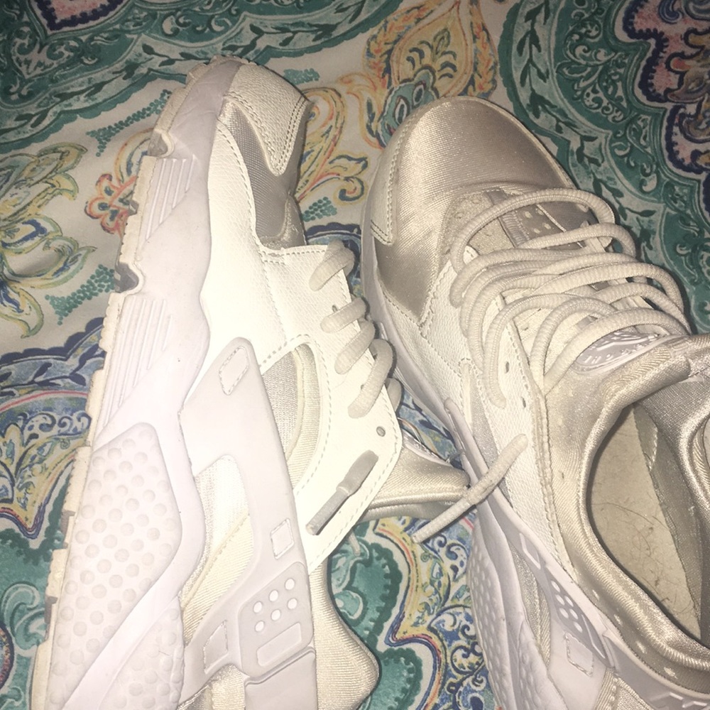 white nike hurraches